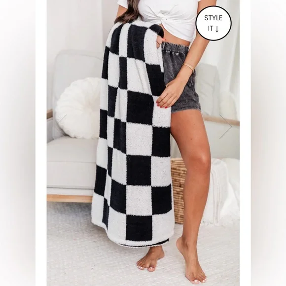 Pink Lily Black White Checkered Ultra Soft Throw Blanket NWT - Picture 3 of 9